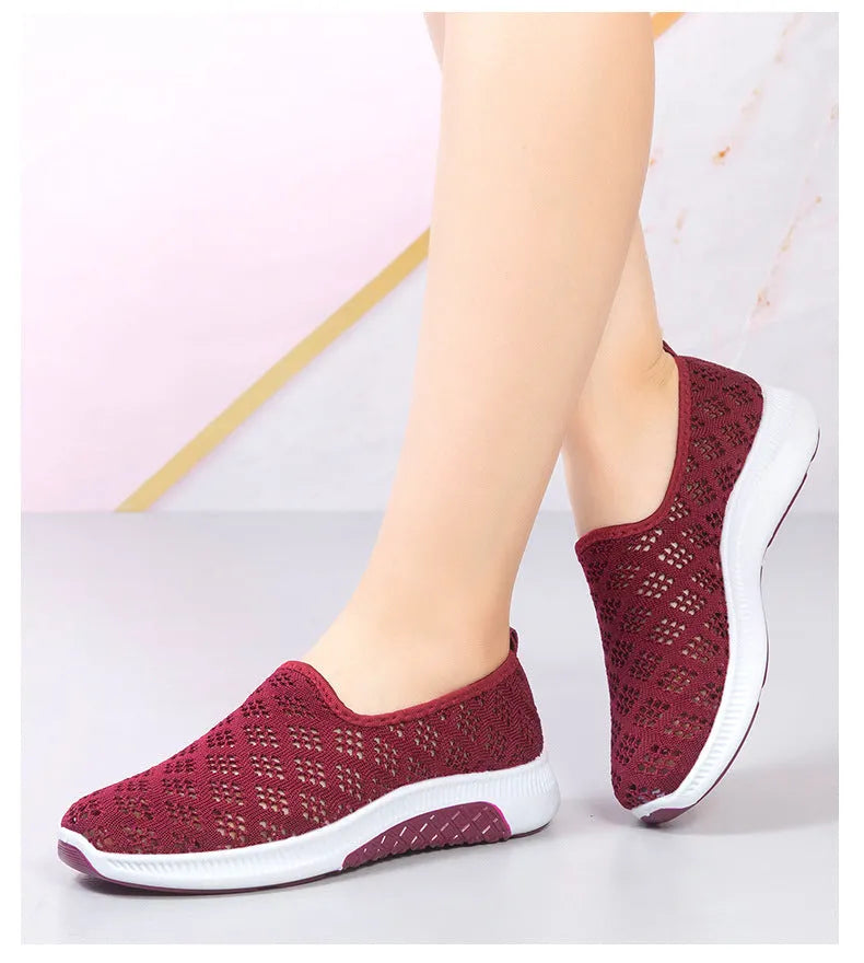 Damen-Sneaker in Bordeauxrot, atmungsaktiv und leicht, ideal für Freizeit und Sport. Modischer Strickstoff, rutschfeste Sohle.