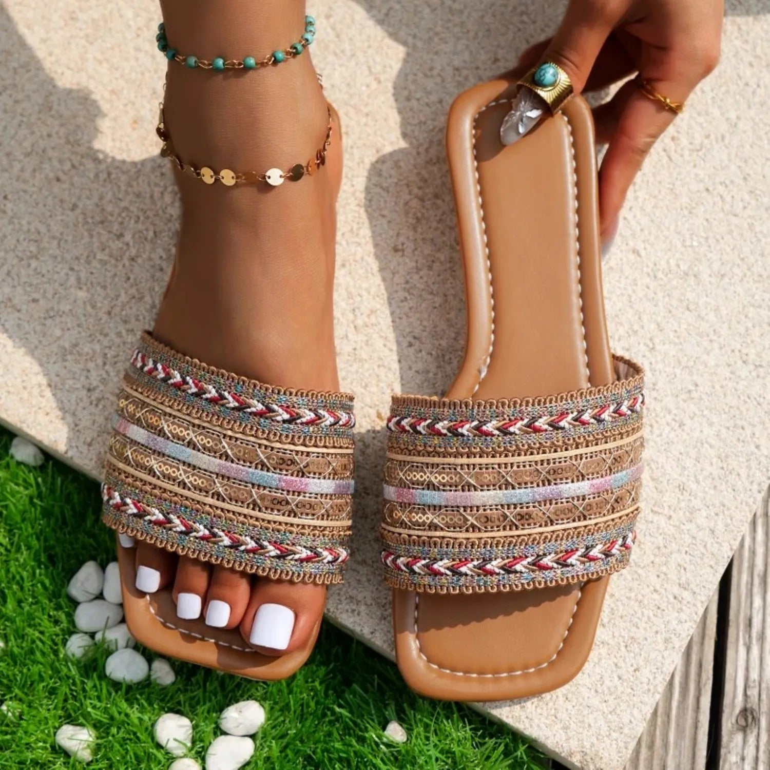 Damen-Sandalen mit geflochtenem Design, ideal für Sommermode. Bequeme, stilvolle Schuhe für Strand und Freizeit. Perfekt für warme Tage.