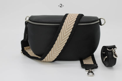 Schwarze Leder-Bauchtasche mit beige-schwarzem, verstellbarem Schultergurt. Stilvoll, praktisch, ideal für Alltag und Reisen.