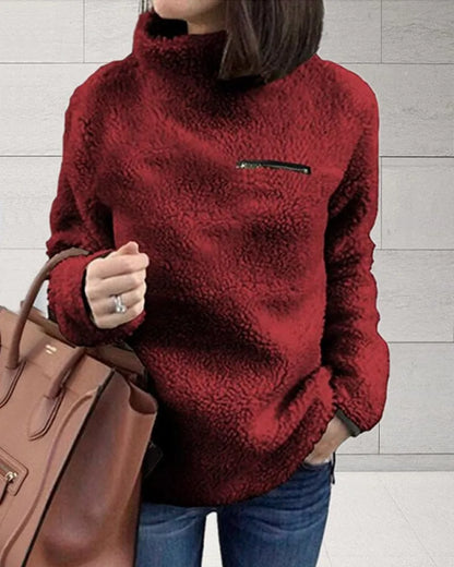 Damenpullover aus rotem Fleece mit hohem Kragen und Reißverschlusstasche. Perfekt für Herbstmode, warm und stilvoll. Ideal für Freizeitoutfits.