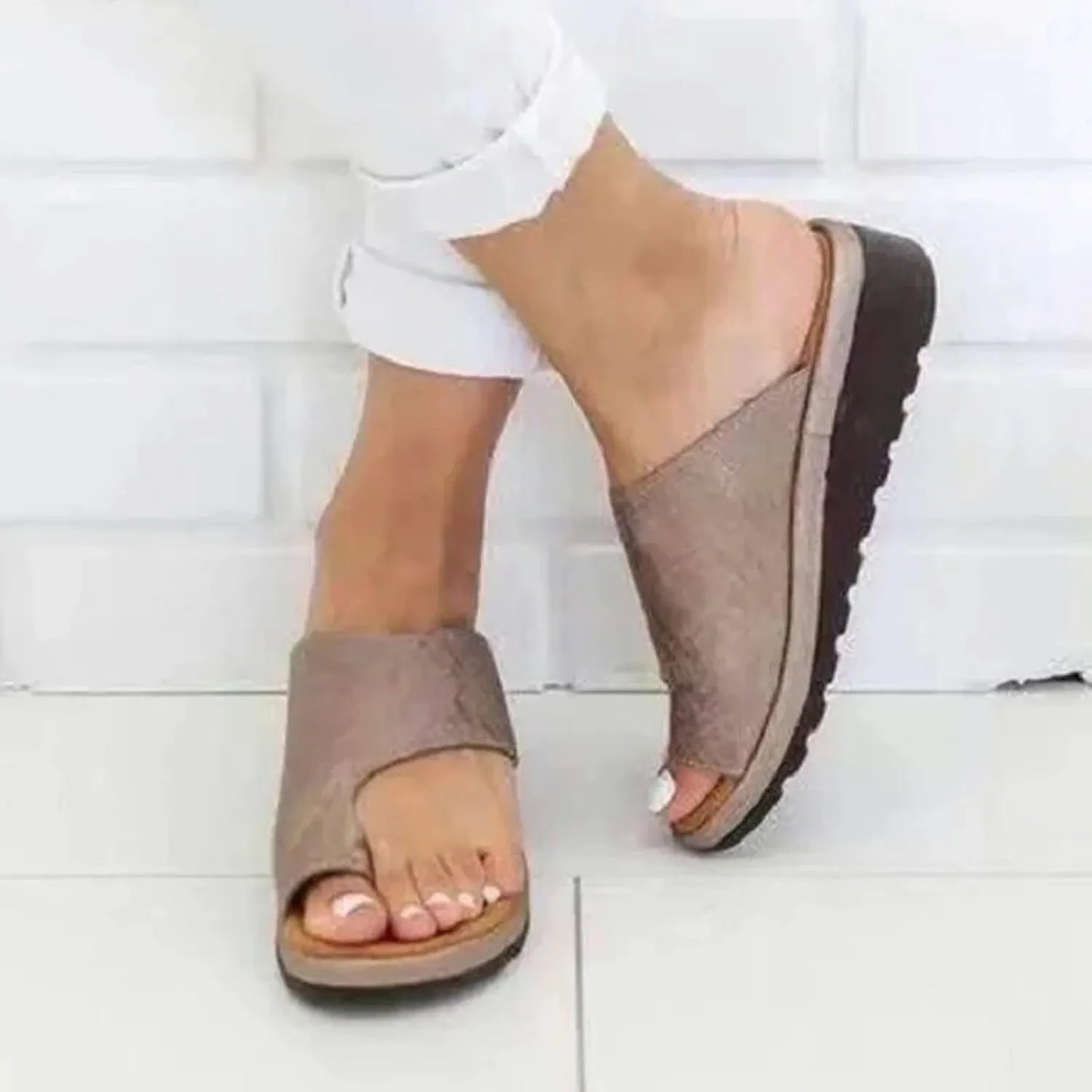 Damen-Sandalen in Beige mit Keilabsatz, bequemem Fußbett und rutschfester Sohle. Perfekt für Sommermode und lässige Outfits.