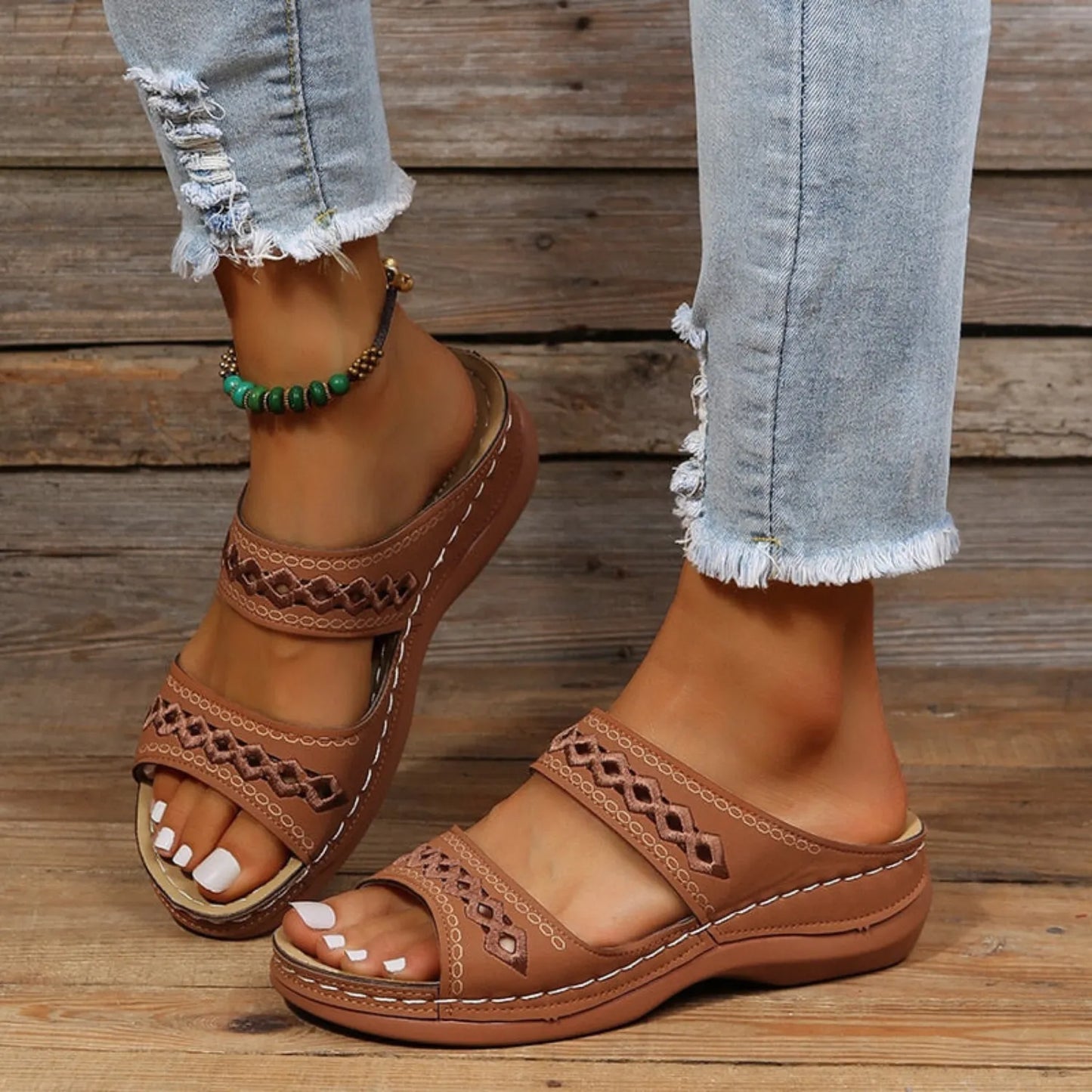 Damen Sandalen mit Keilabsatz, braun, aus Leder, mit Cut-Out-Design. Perfekt für Sommermode, bequem und stilvoll. Ideal für Freizeitkleidung.