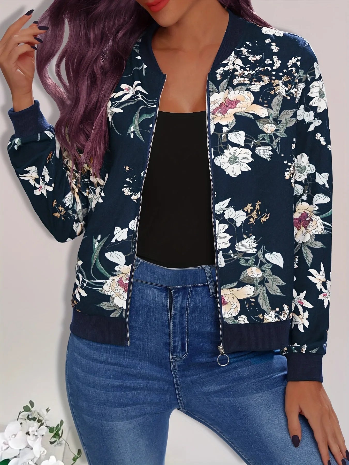 Damen-Blouson mit floralem Muster, navyblau, Reißverschluss, lässig-elegant, ideal für Frühling und Herbst, modische Freizeitjacke.