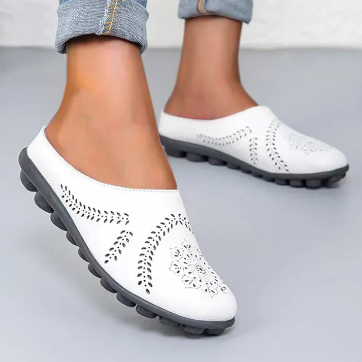 Weiße Damen-Clogs mit floralem Muster, rutschfeste Sohle, bequemes Design, ideal für Sommermode und Freizeitkleidung. Perfekt für Alltag.