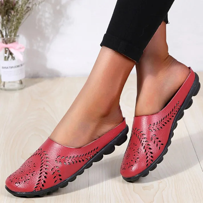 Rote Damen-Lederslipper mit Blumenmuster, bequeme Sohle, ideal für Frühling und Sommer. Modische, atmungsaktive Schuhe für Freizeit und Alltag.