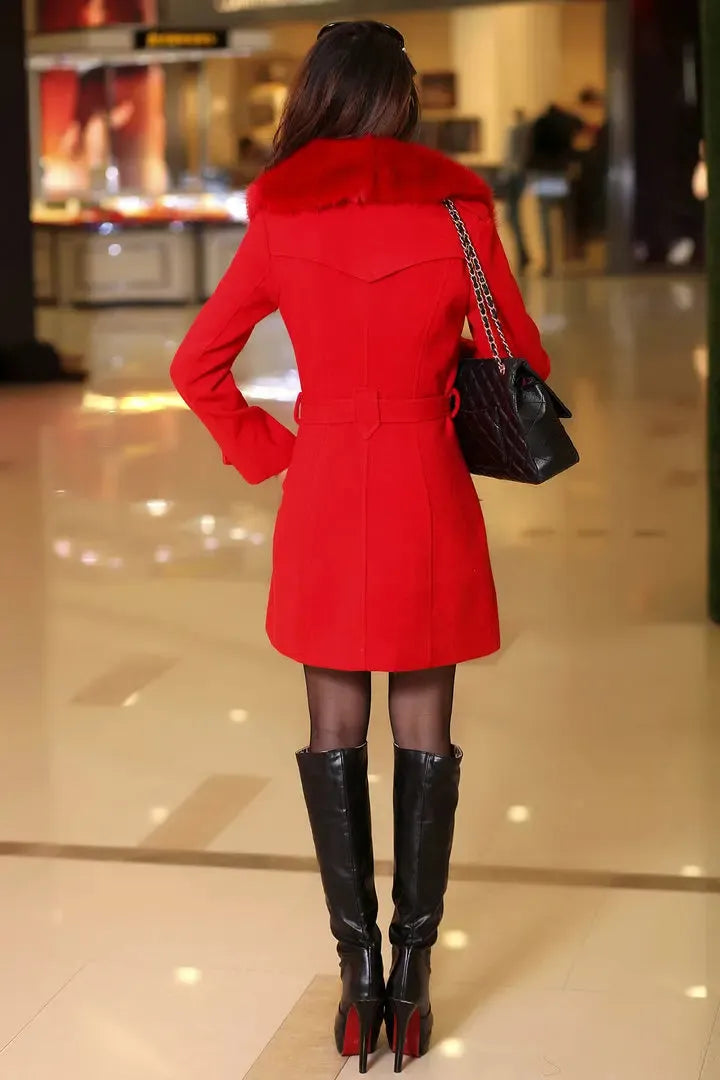 Frau im eleganten roten Mantel, schwarze Stiefel, Handtasche; stilvolle Wintermode, Shopping, Modeaccessoires, trendige Damenbekleidung.