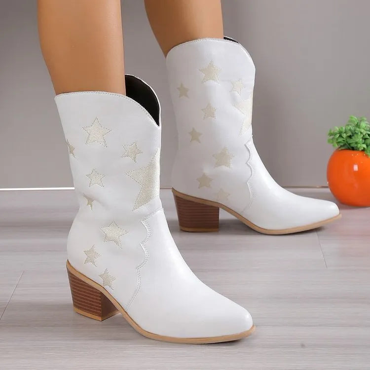 Weiße Cowboystiefel mit Sternenmuster und Blockabsatz, ideal für modische Outfits. Perfekt für Damen, die trendige Westernstiefel suchen.