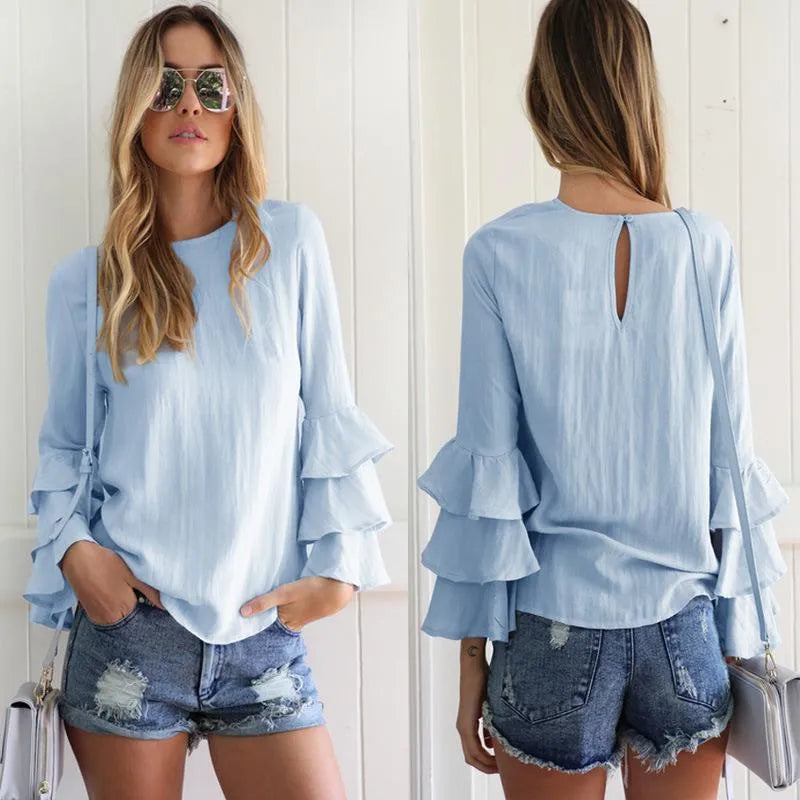 Damenbluse mit Rüschenärmeln in Hellblau, kombiniert mit modischen Jeansshorts. Perfekt für Sommermode und lässige Outfits.