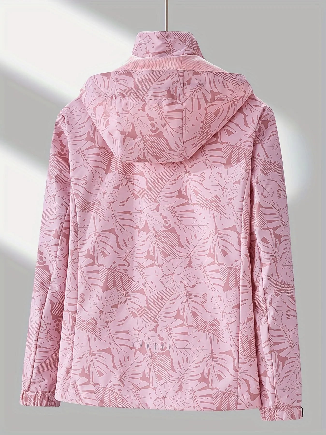 Damen Regenjacke rosa mit Blätterprint, wasserdicht, atmungsaktiv, Kapuze, Outdoor-Bekleidung, modisch, funktional, ideal für Herbst.