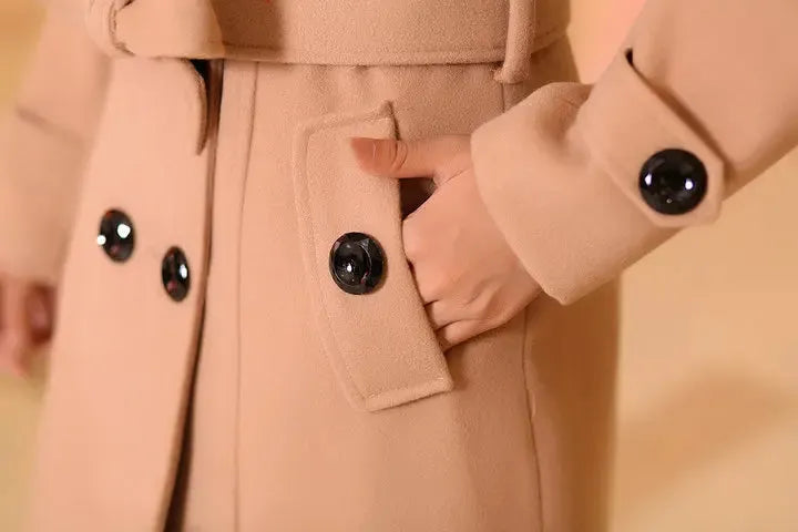 Beige Damenmantel mit schwarzen Knöpfen, elegantes Design, hochwertige Verarbeitung, ideal für Herbstmode, stilvoll und zeitlos.