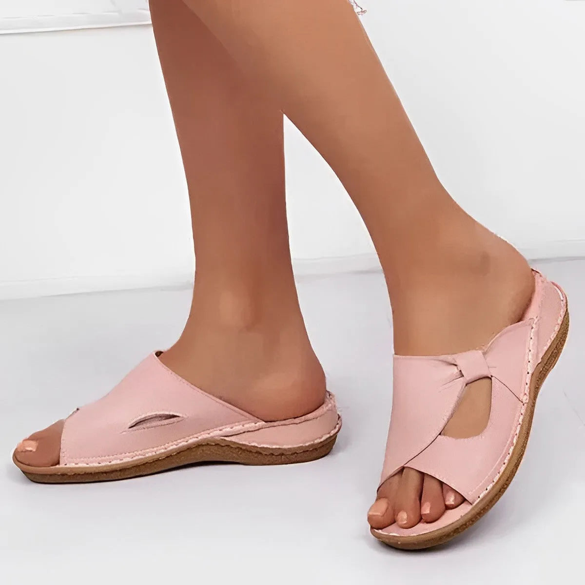 Damen-Sandalen in Rosa, bequem und stilvoll, mit flachem Absatz und offenem Zehendesign. Perfekt für Sommermode und Freizeitkleidung.