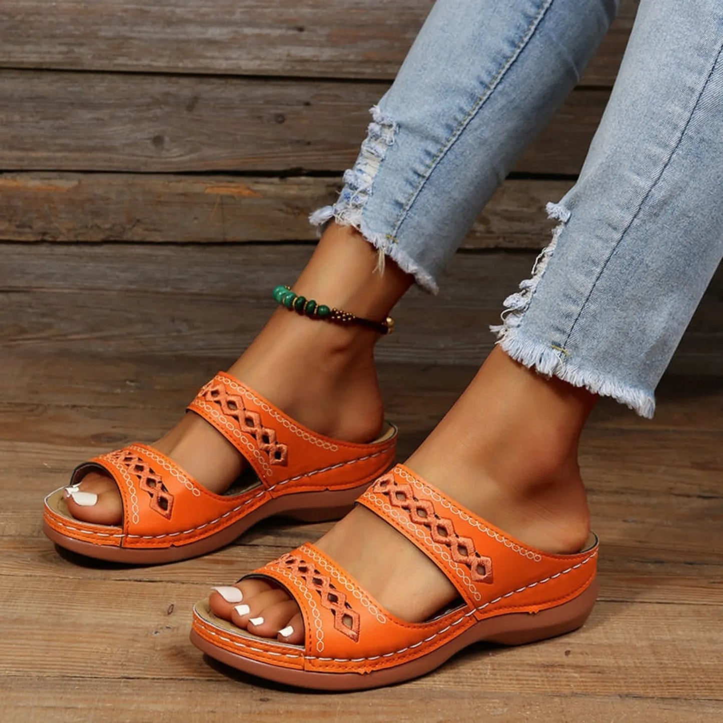 Orange Damen-Sandalen mit Lochmuster, bequemem Fußbett und Keilabsatz. Perfekt für Sommermode, Freizeit und Strand. Trendige Schuhe 2023.