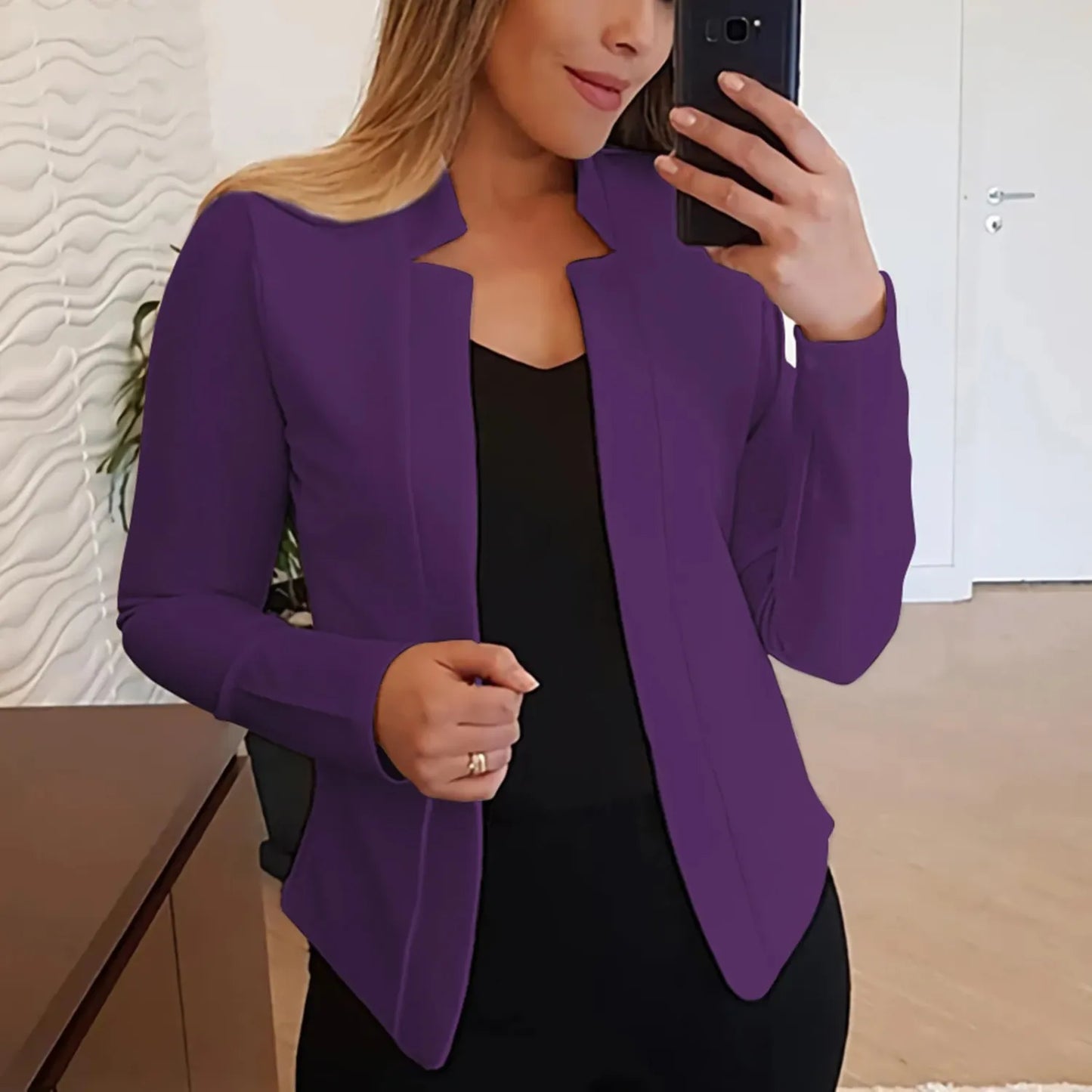 Frau in lila Blazer, Selfie im modernen Büro, stilvolle Businessmode, eleganter Look, Damenbekleidung, modische Bürooutfits, trendige Jacke.