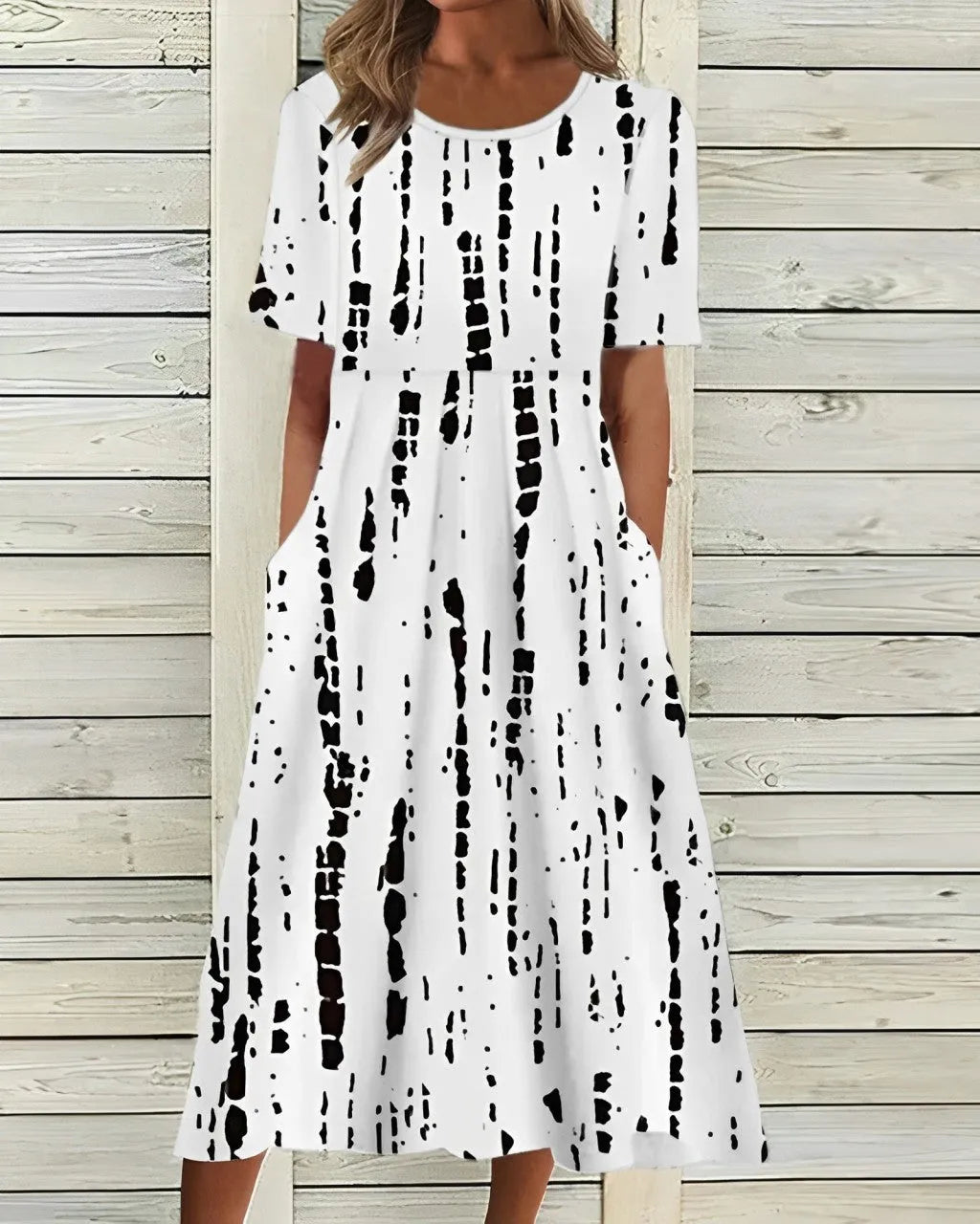 Weißes Kleid mit schwarzem Streifenmuster, knielang, aus Baumwolle, lässiger Stil, ideal für Sommermode und Freizeitkleidung.