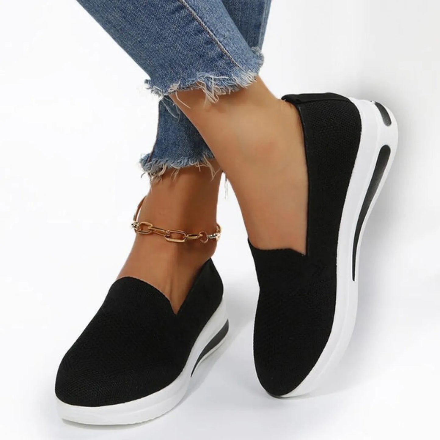 Schwarze Damen-Sneaker mit weißer Sohle, bequem und modisch, ideal für Freizeit und Alltag. Perfekt kombinierbar mit Jeans.