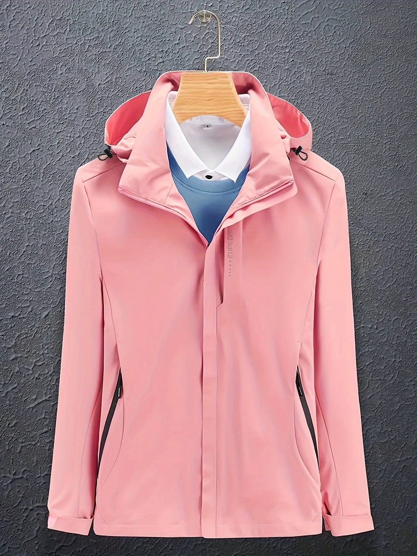 Damen Softshelljacke in Rosa mit Kapuze, wasserabweisend, winddicht, ideal für Outdoor-Aktivitäten. Modisches Design, funktional und bequem.