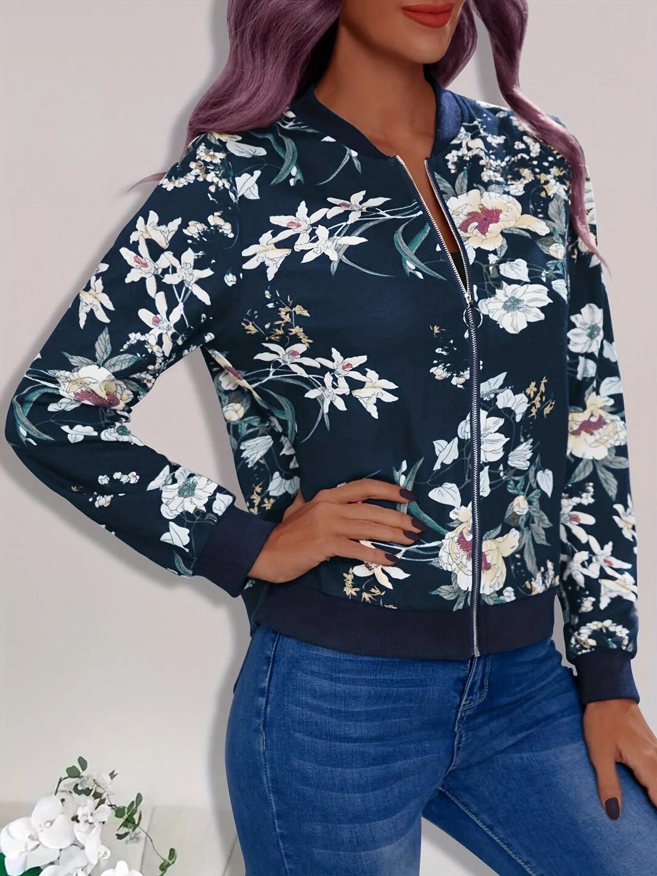 Damen-Blouson mit floralem Muster, Reißverschluss und langen Ärmeln. Perfekt für Frühling und Herbst. Modische Jacke für Freizeit und Alltag.