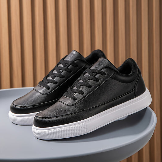 Schwarze Ledersneaker mit weißer Sohle auf grauem Tisch, modische Herrenschuhe.