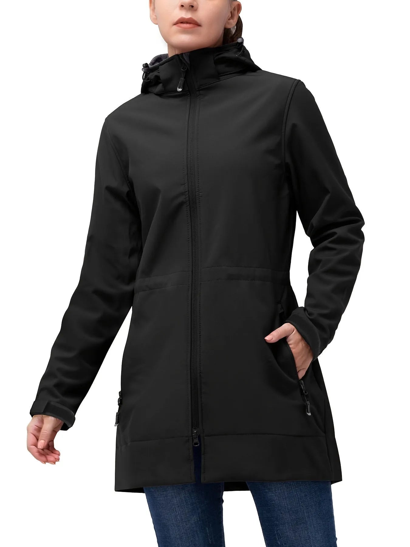 Damen Softshellmantel in Schwarz mit Kapuze, wasserabweisend und winddicht, ideal für Outdoor-Aktivitäten. Perfekt für Herbst und Winter.