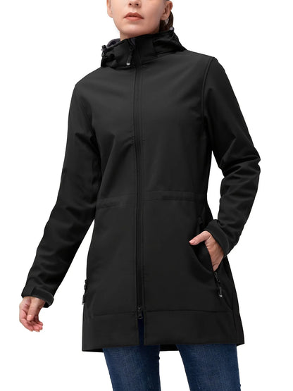Damen Softshellmantel in Schwarz mit Kapuze, wasserabweisend und winddicht, ideal für Outdoor-Aktivitäten. Perfekt für Herbst und Winter.