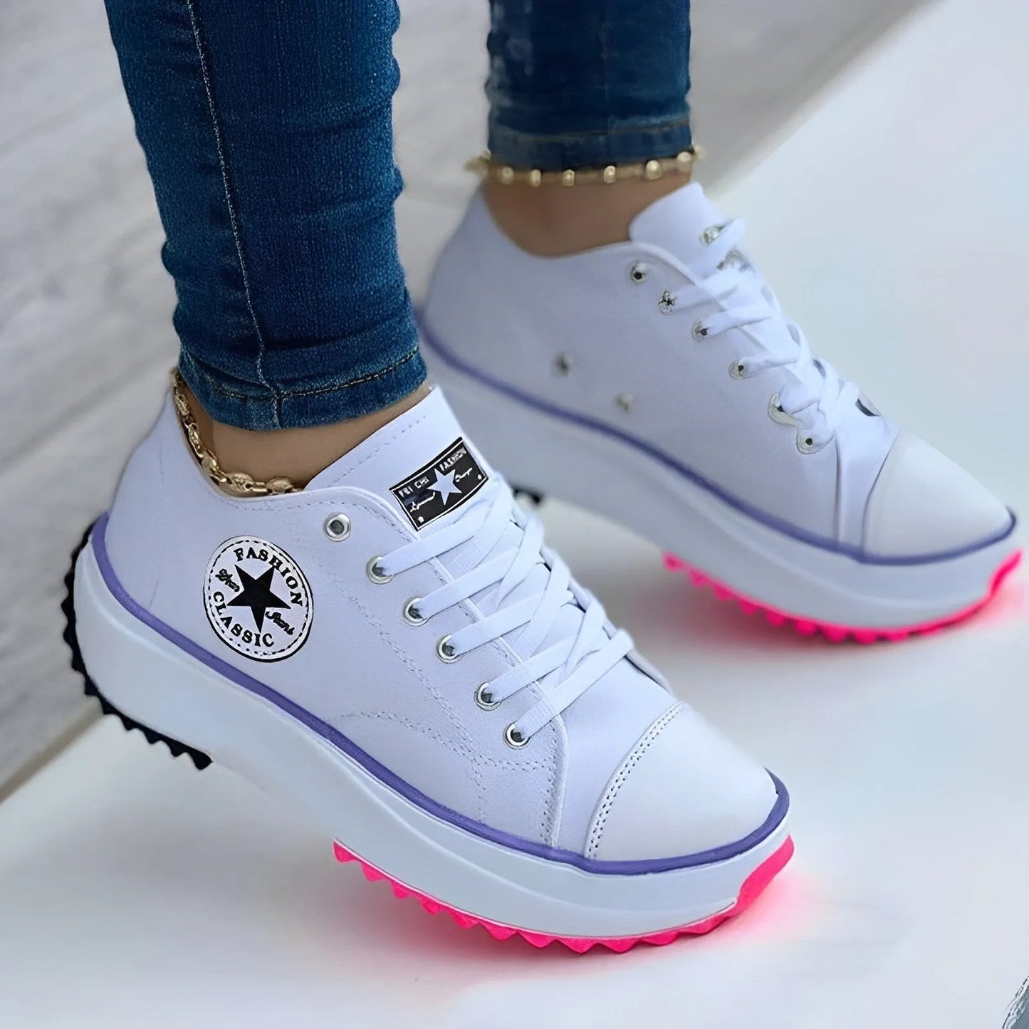 Weiße Sneaker mit Plateau und leuchtender Sohle, ideal für Damenmode. Trendige Turnschuhe, perfekt für Streetstyle und Freizeitoutfits.