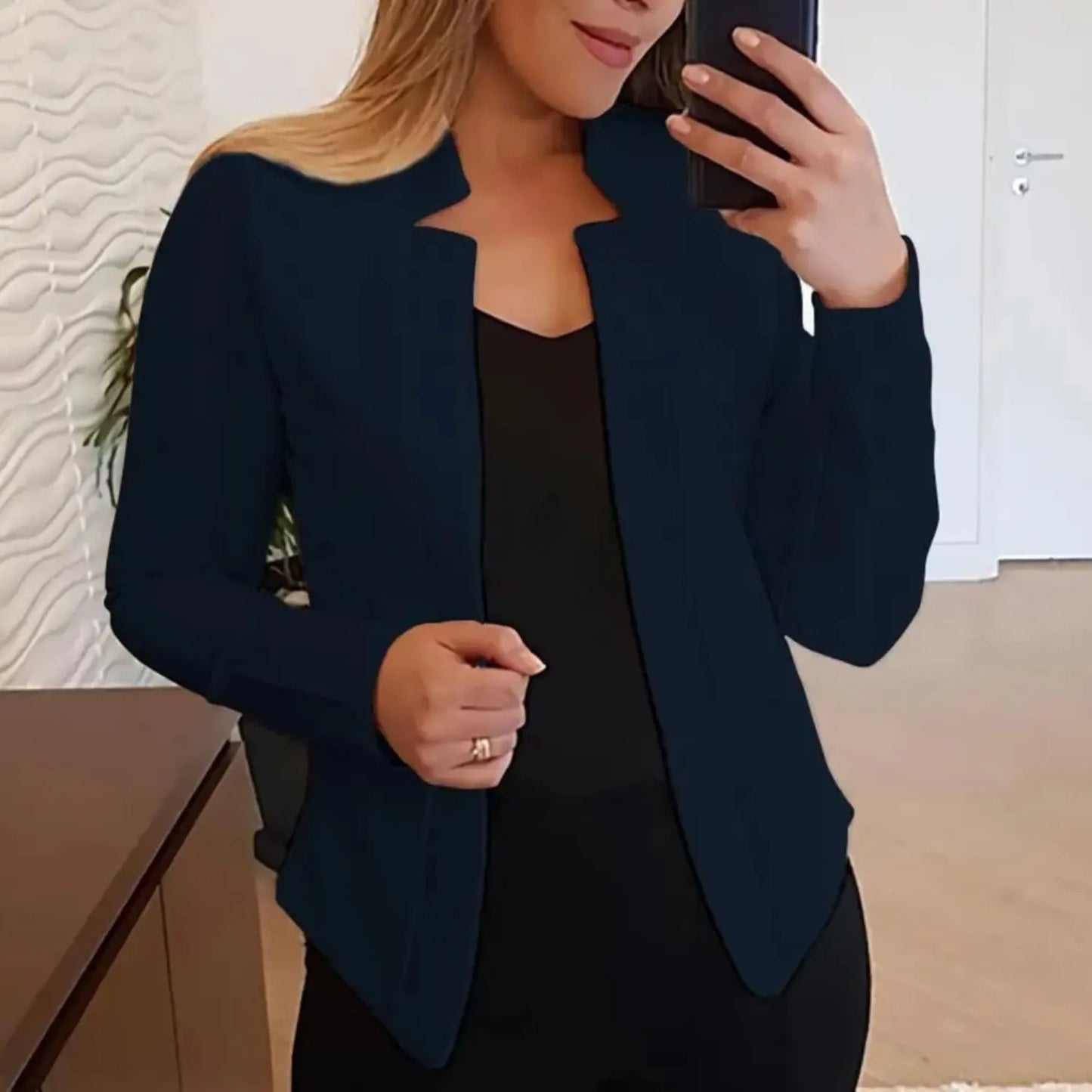 Eleganter schwarzer Blazer für Damen, ideal für Business- und Freizeitoutfits. Hochwertige Verarbeitung, zeitloses Design, vielseitig kombinierbar.