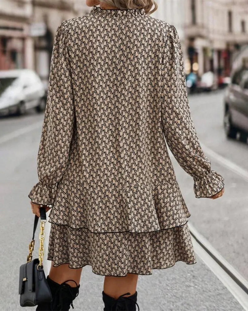 Elegantes Damenkleid mit geometrischem Muster, langärmelig, knielang, ideal für Herbstmode. Perfekt für stilvolle Streetwear-Looks.