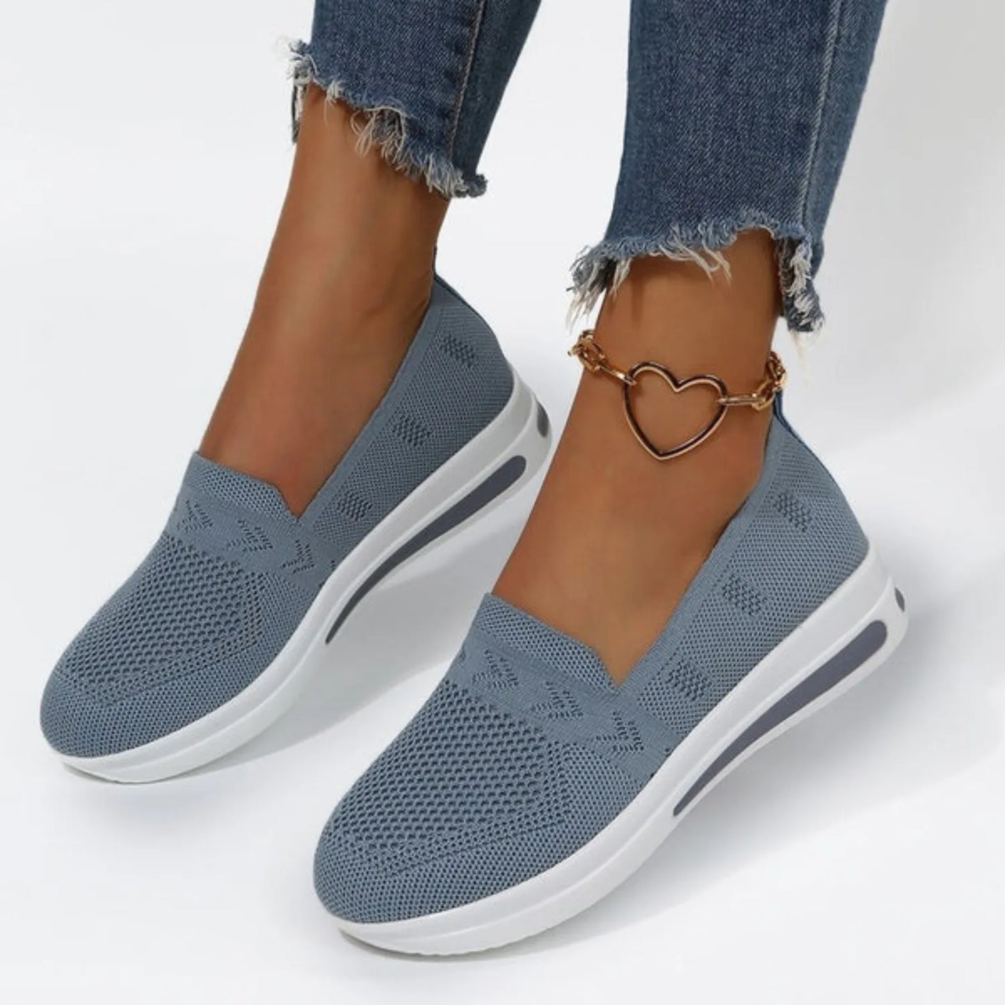 Damen-Sneaker in Blau, atmungsaktiv und bequem, mit weißer Sohle. Perfekt für Freizeit und Sport. Modisch und vielseitig kombinierbar.