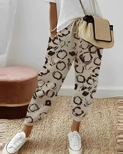 Damenhose mit Leopardenmuster, lässig und bequem, ideal für Freizeitmode. Perfekt kombiniert mit weißem T-Shirt und Sneakers.