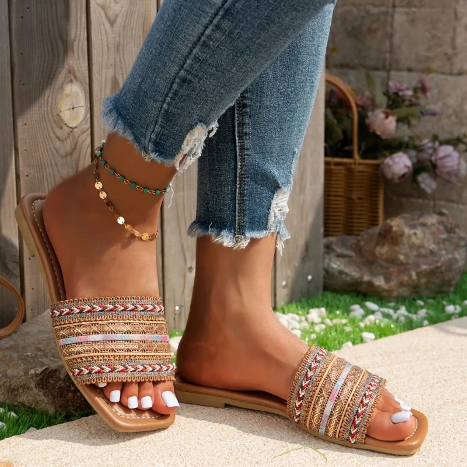 Damen Sandalen mit buntem Ethno-Muster, ideal für Sommermode. Bequeme, flache Schuhe, perfekt kombinierbar mit Jeans und Freizeitkleidung.