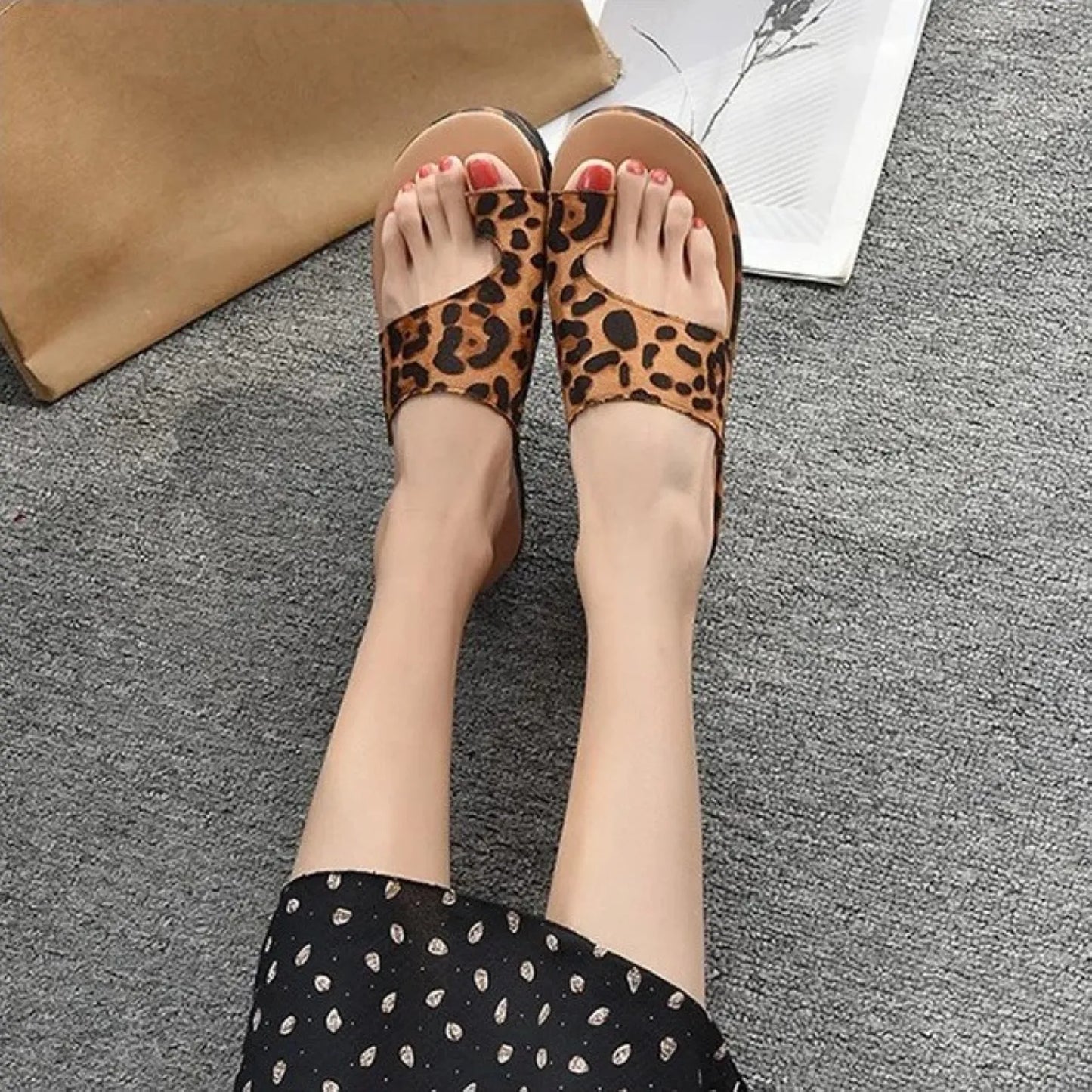 Damen-Sandalen mit Leopardenmuster, bequem und modisch, ideal für Sommer-Outfits. Perfekt für Strand, Freizeit und Alltag.