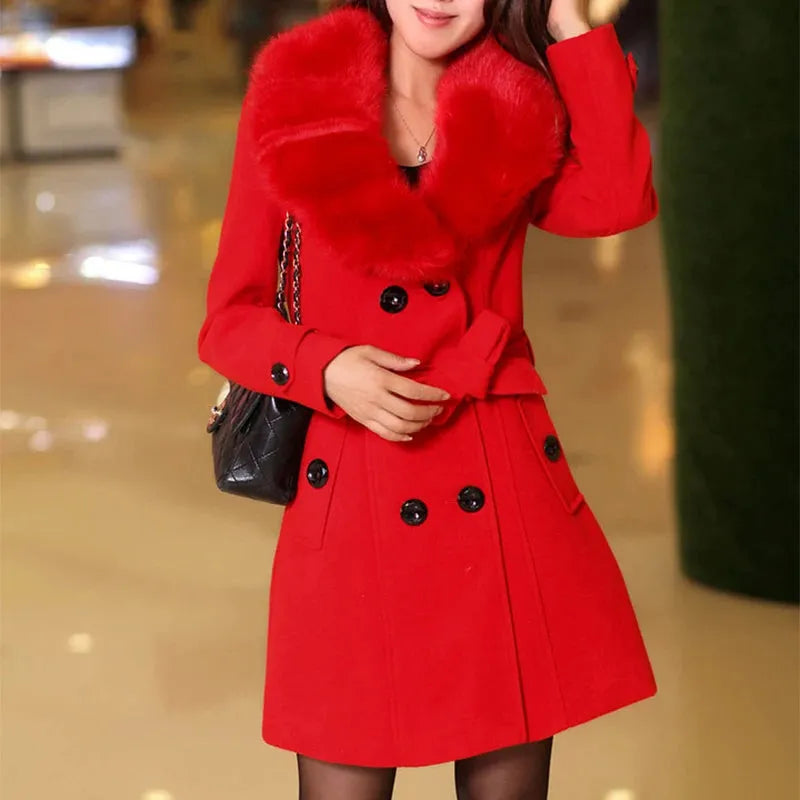 Eleganter roter Damenmantel mit Kunstpelzkragen, doppelte Knopfleiste und Taillengürtel. Perfekt für stilvolle Wintermode und warme Outfits.