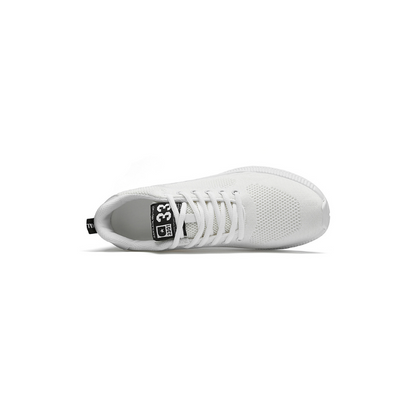 Weiße Sportschuh aus Mesh, atmungsaktiv, mit Schnürsenkeln, ideal für Fitness und Freizeit.