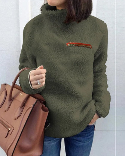 Damen Teddy-Fleece-Pullover in Olivgrün, warm und modisch, ideal für Herbst und Winter. Perfekt kombiniert mit brauner Handtasche und Jeans.