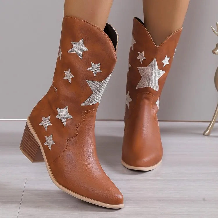 Damen Cowboy Stiefel mit Sternenmuster, braunes Leder, mittlerer Absatz. Perfekt für Western-Look, modische Cowgirl-Stiefel, trendige Schuhe.