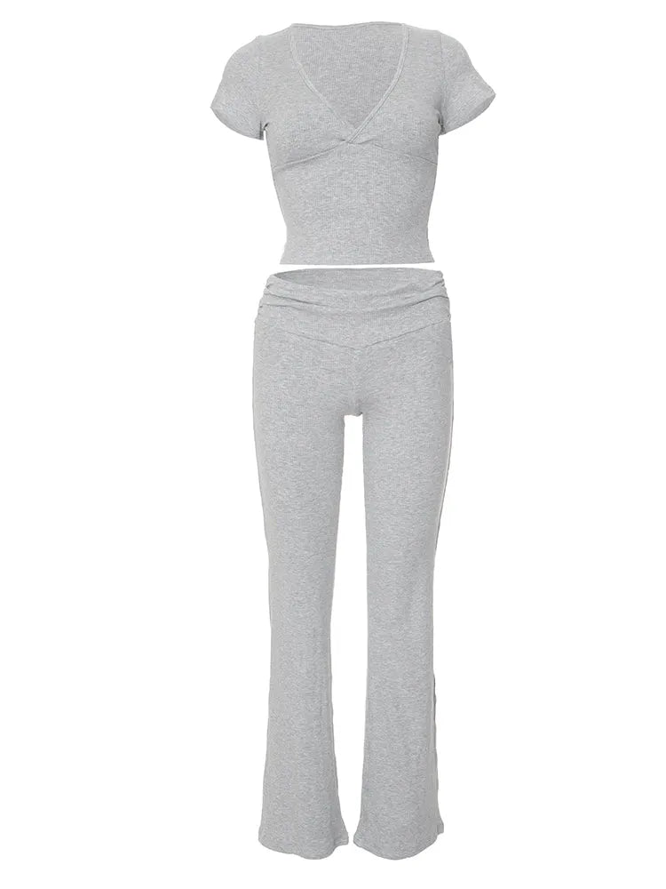 Graues Damen-Set aus weichem Jersey, bestehend aus kurzärmligem Oberteil und ausgestellter Hose. Perfekt für Freizeit und Komfort.