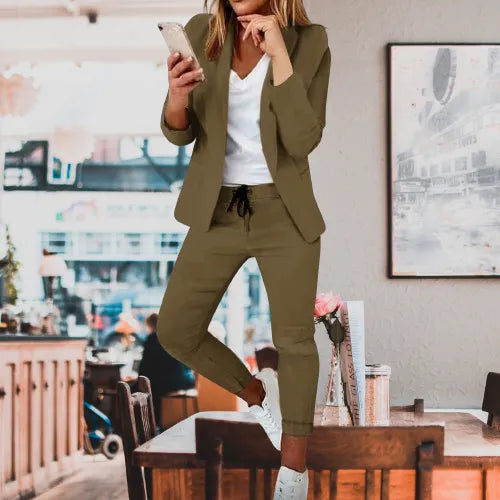 Eleganter Damenanzug in Olivgrün, bestehend aus bedrucktem Blazer und geraden Hosen. Perfekt für Sommermode und stilvolle Outfits.