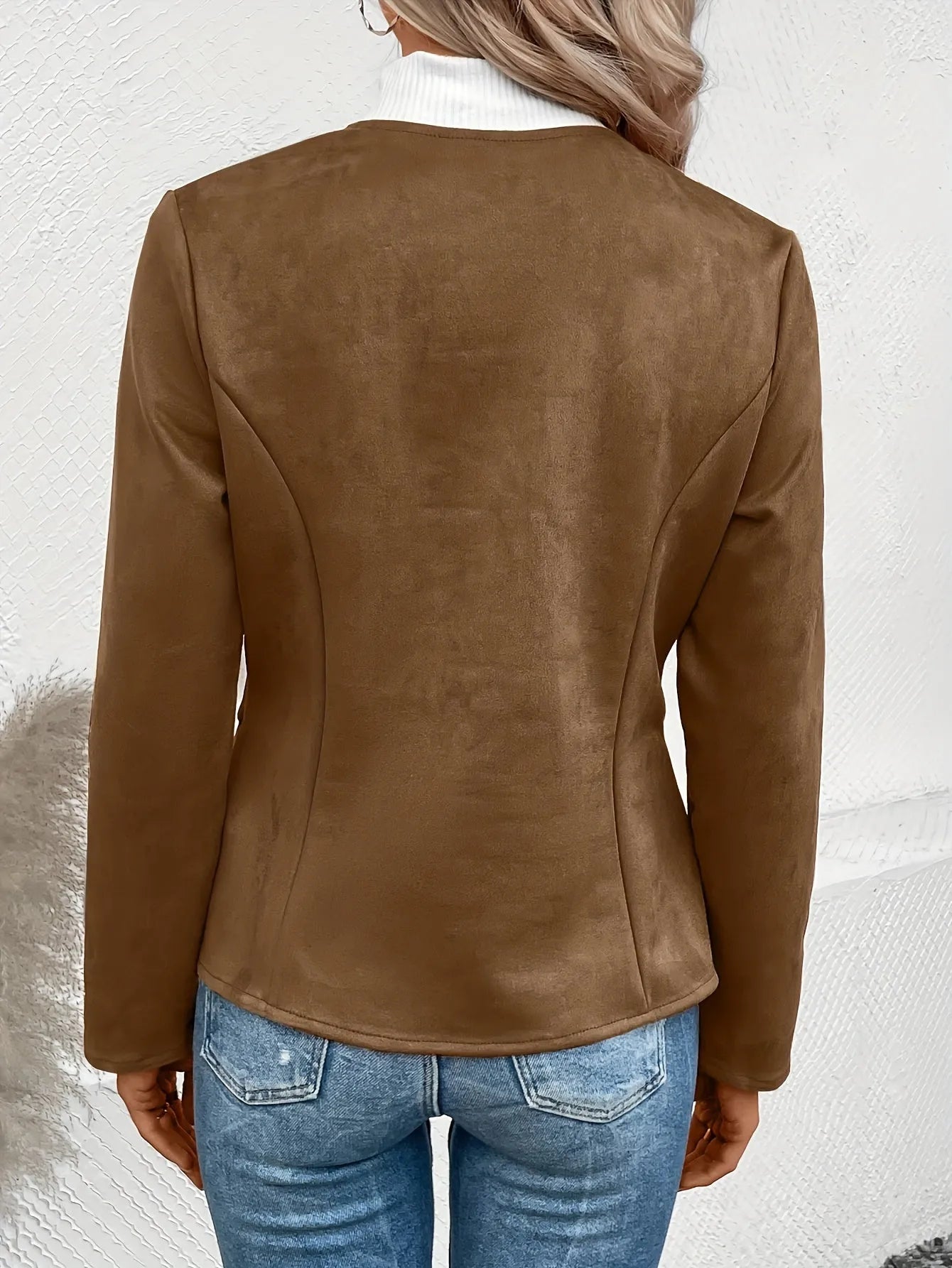 Damenjacke aus Wildlederimitat in Braun, figurbetont, modisch, ideal für Herbstmode. Perfekt kombinierbar mit Jeans für einen eleganten Look.