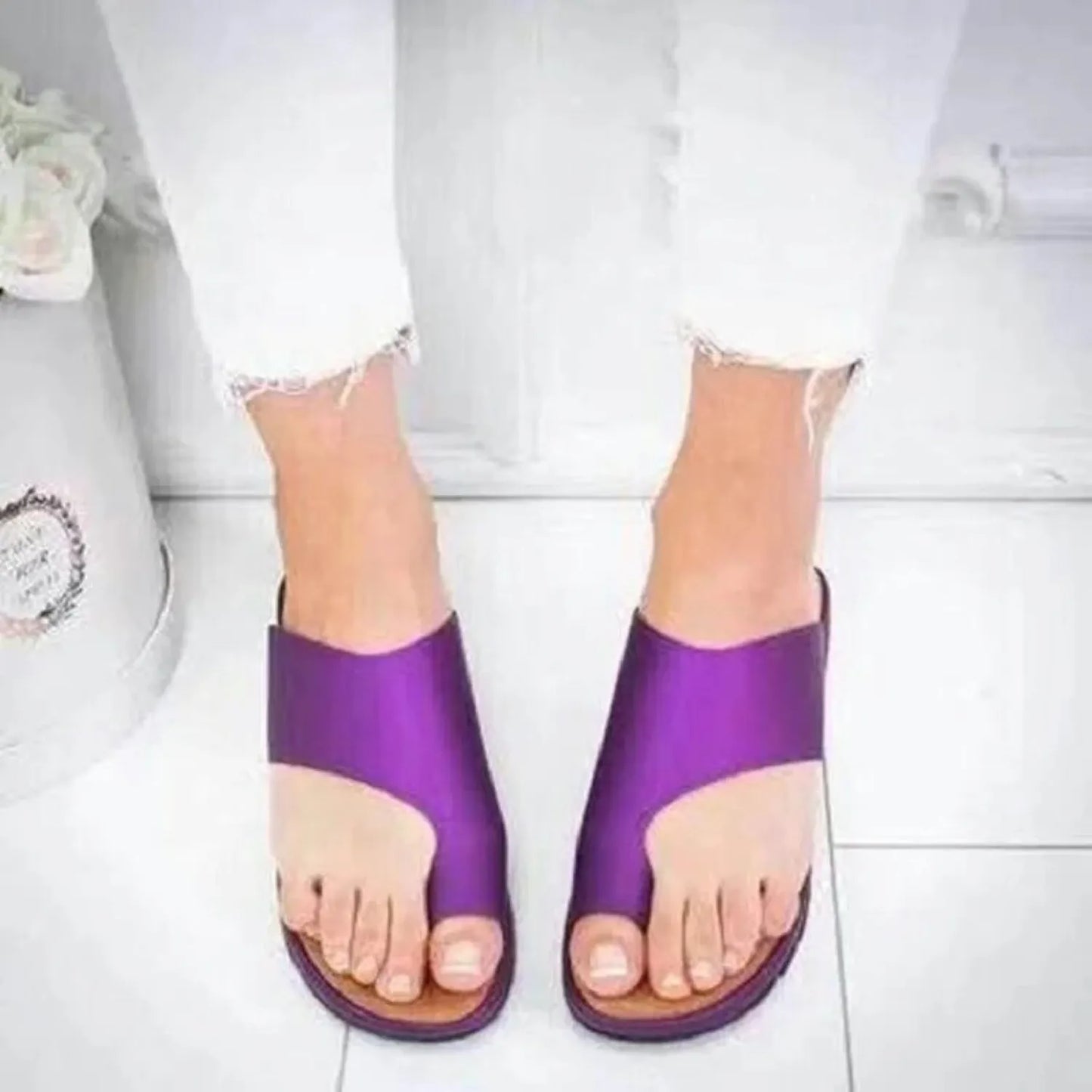 Lila Damen-Sandalen, bequem und modern, ideal für Sommermode. Perfekt für Freizeit und Strand. Trendige Schuhe für stilbewusste Frauen.