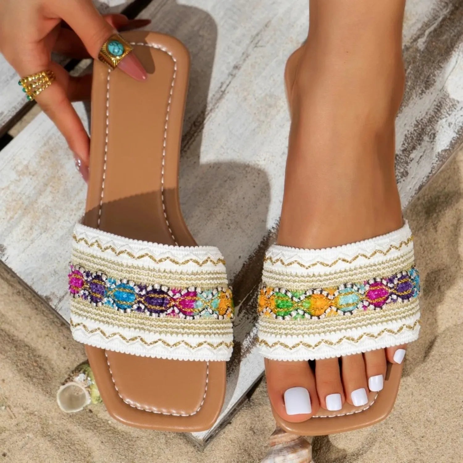 Damen-Sandalen mit bunten Perlen und Stickereien, ideal für Sommer und Strand. Modische, bequeme Schuhe für stilvolle Freizeitoutfits.