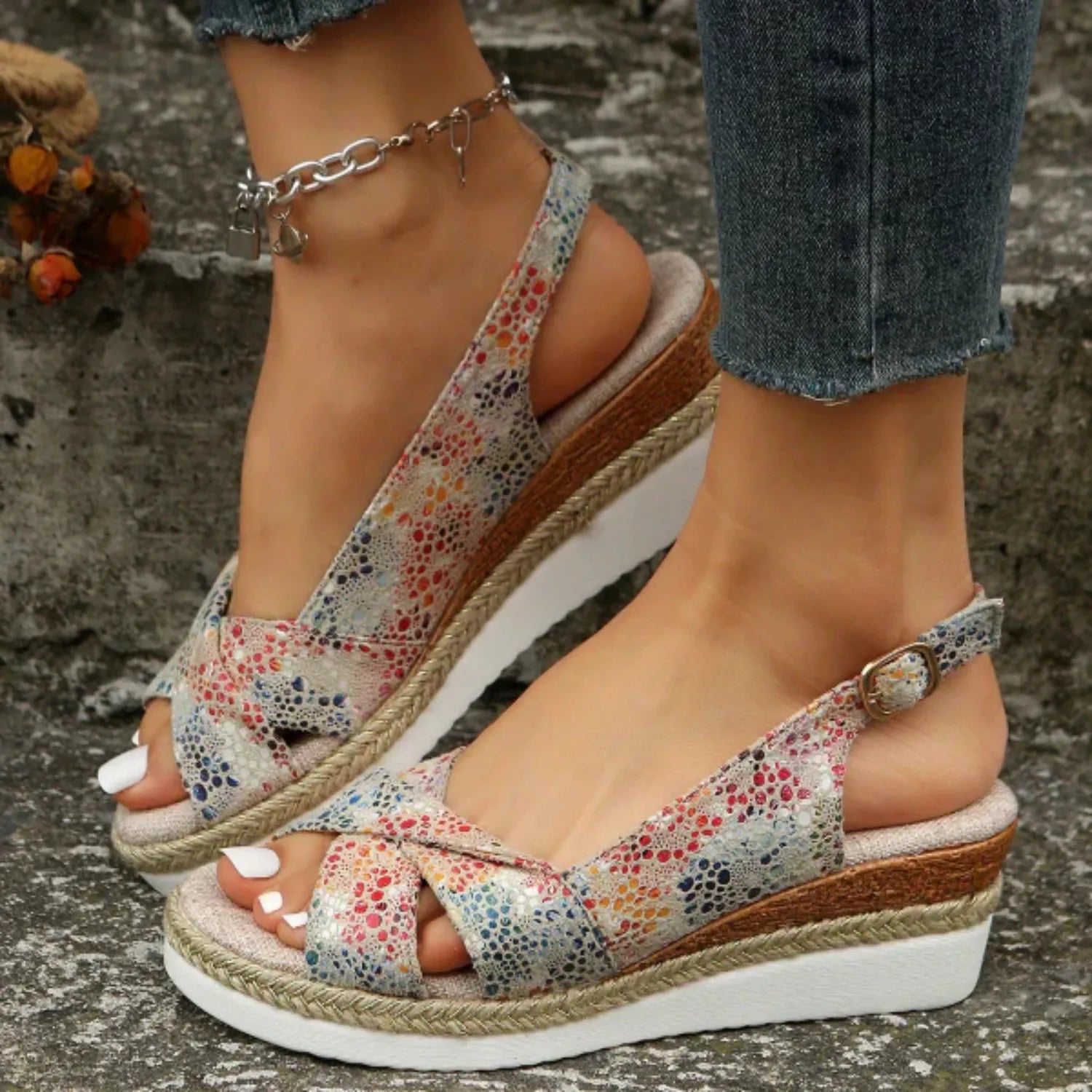 Bunte Keilsandalen mit Blumenmuster, ideal für den Sommer. Bequeme Plateau-Sohle, modisch und vielseitig. Perfekt für Freizeit und Strand.