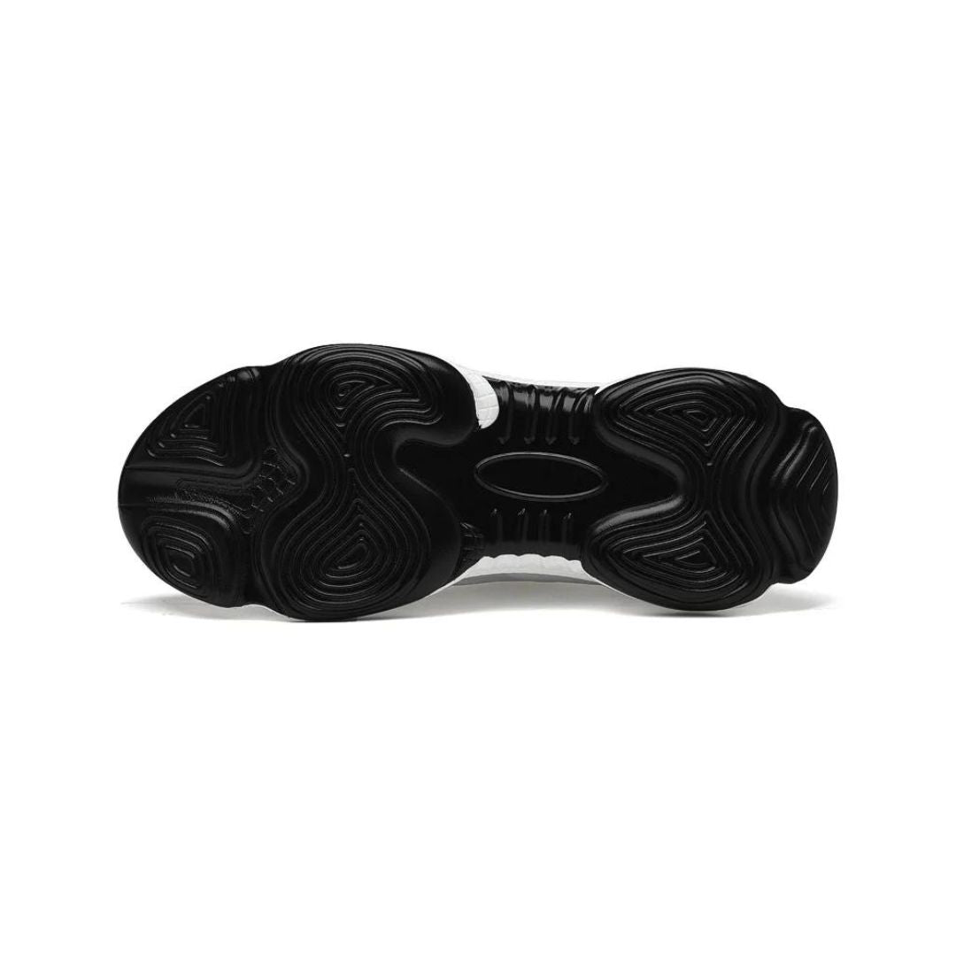 Schwarze Sneaker-Sohle, rutschfest, Gummimaterial, modernes Design, Sport- und Freizeitschuh.