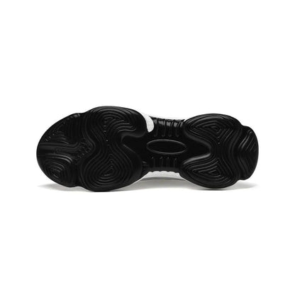 Schwarze Sneaker-Sohle, rutschfest, Gummimaterial, modernes Design, Sport- und Freizeitschuh.
