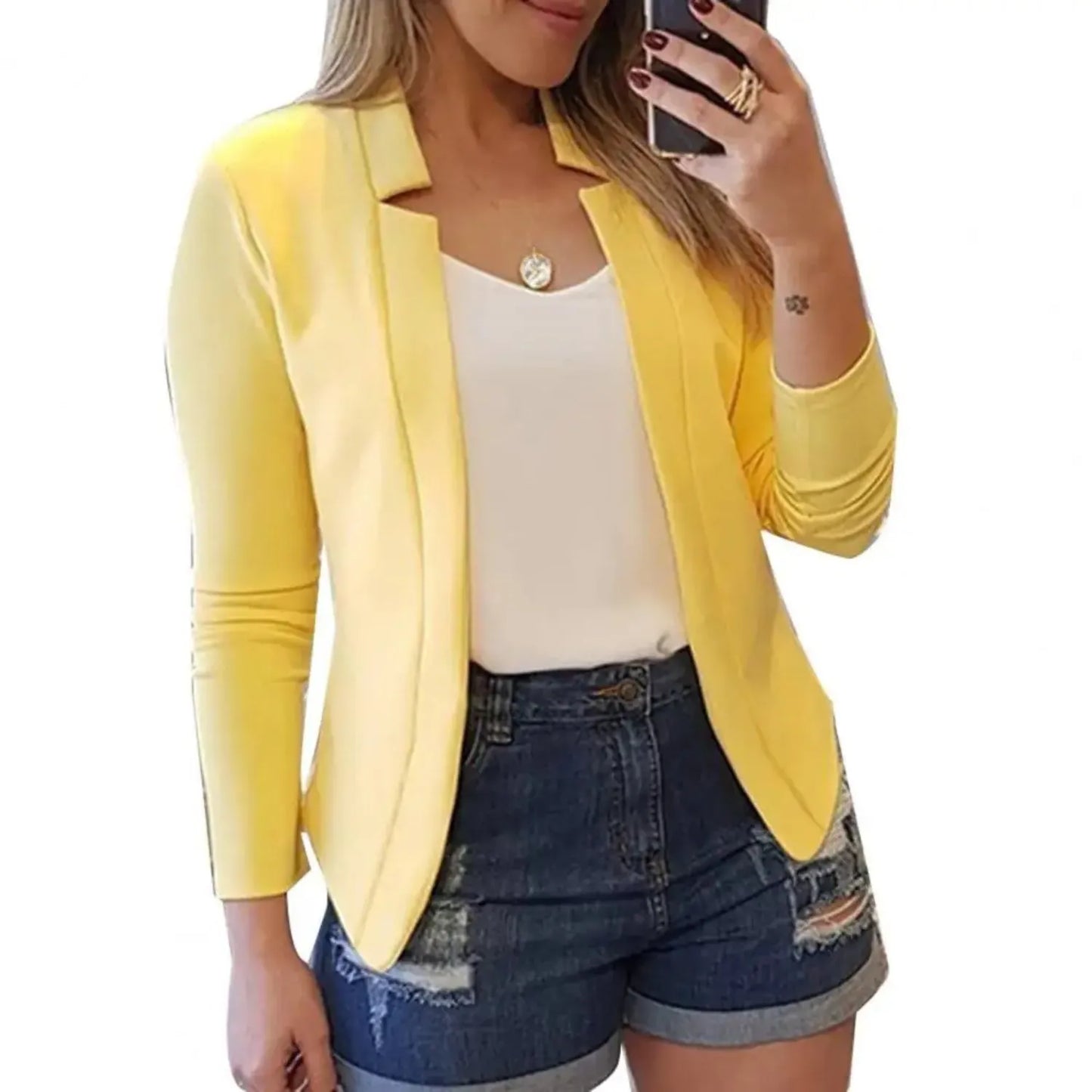 Damenmode: Gelber Blazer, lässig-elegant, kombiniert mit weißem Top und Jeansshorts. Perfekt für Frühling und Sommer. Trendige Freizeitkleidung.