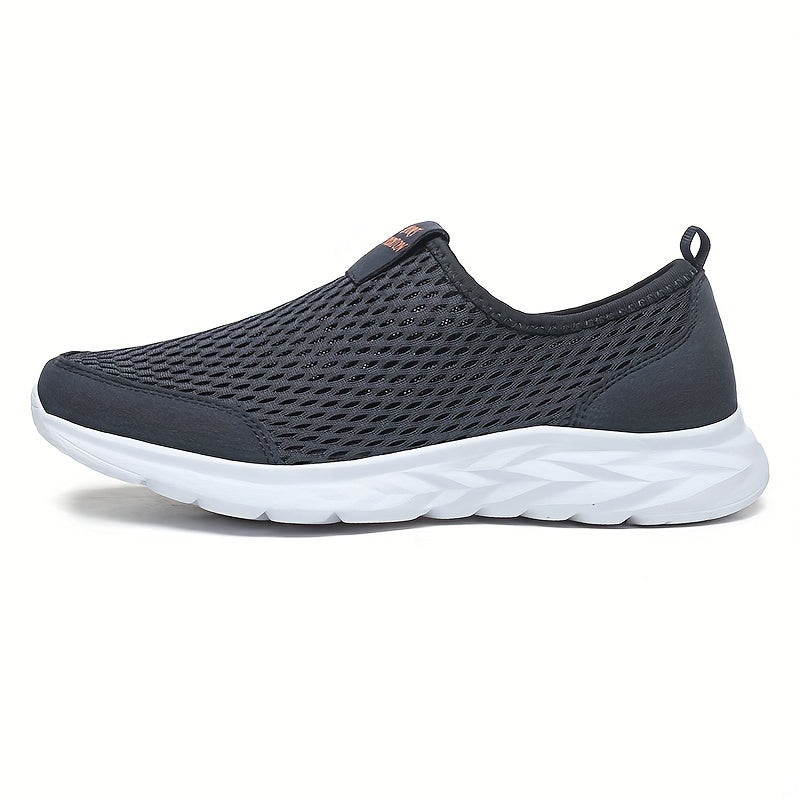 Schwarzer Sneaker mit atmungsaktivem Mesh-Obermaterial und weißer Sohle. Bequeme, leichte Schuhe für Sport und Freizeit. Ideal für Herren.