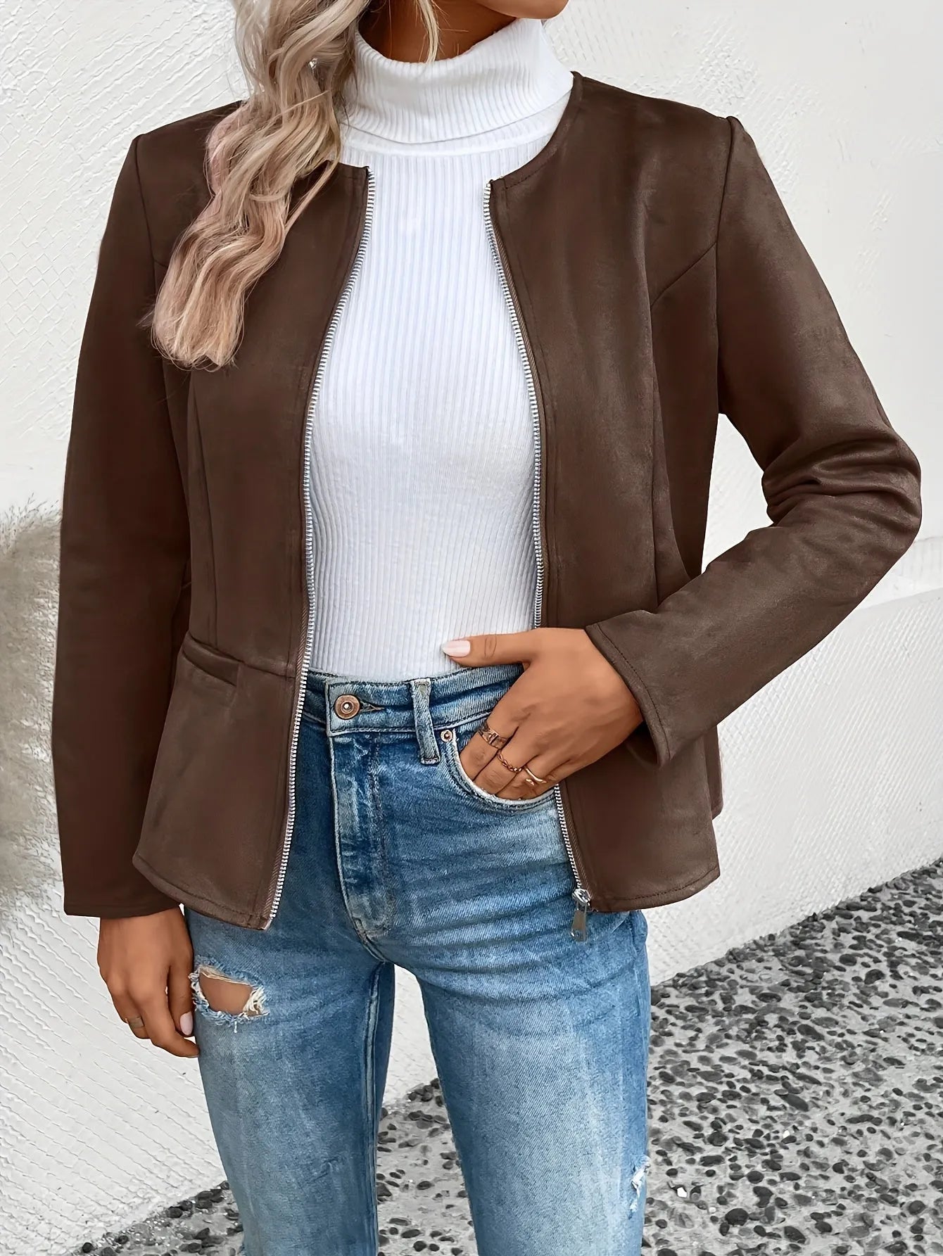 Damenmode: Braune Lederjacke, kombiniert mit weißem Rollkragenpullover und zerrissenen Jeans. Stilvoll, modern, lässig, Herbst-Outfit.