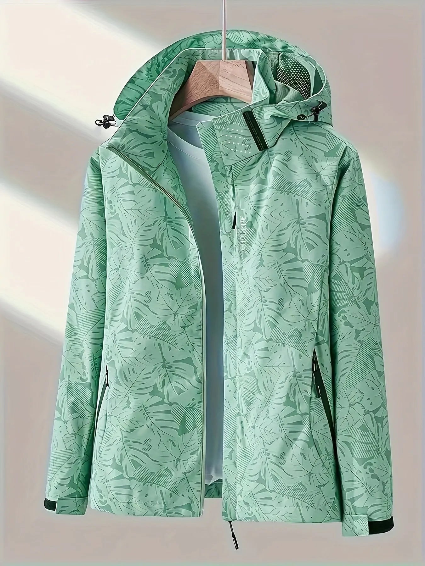 Damen Outdoor-Jacke in Mintgrün mit Blattmuster, wasserdicht und atmungsaktiv. Perfekt für Wandern und Freizeit. Hochwertige Funktionsjacke.