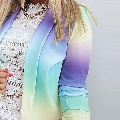 Bunter Damenblazer mit Farbverlauf, kombiniert mit weißer Spitzenbluse. Modetrend, stilvoll, elegant, ideal für Frühling und Sommer.