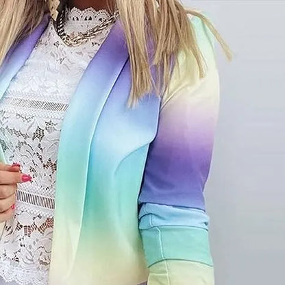 Bunter Damenblazer mit Farbverlauf, kombiniert mit weißer Spitzenbluse. Modetrend, stilvoll, elegant, ideal für Frühling und Sommer.