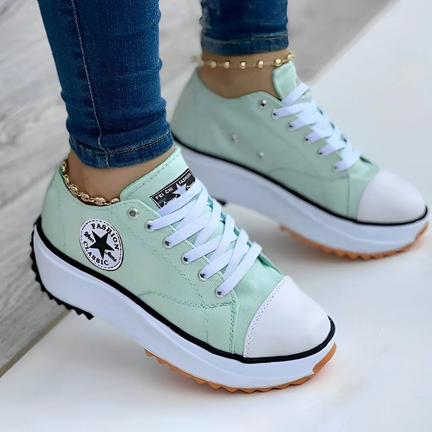 Damen-Sneaker in Mintgrün mit Plateau-Sohle und weißer Kappe, ideal für trendige Freizeitlooks. Bequeme Schuhe für modebewusste Frauen.